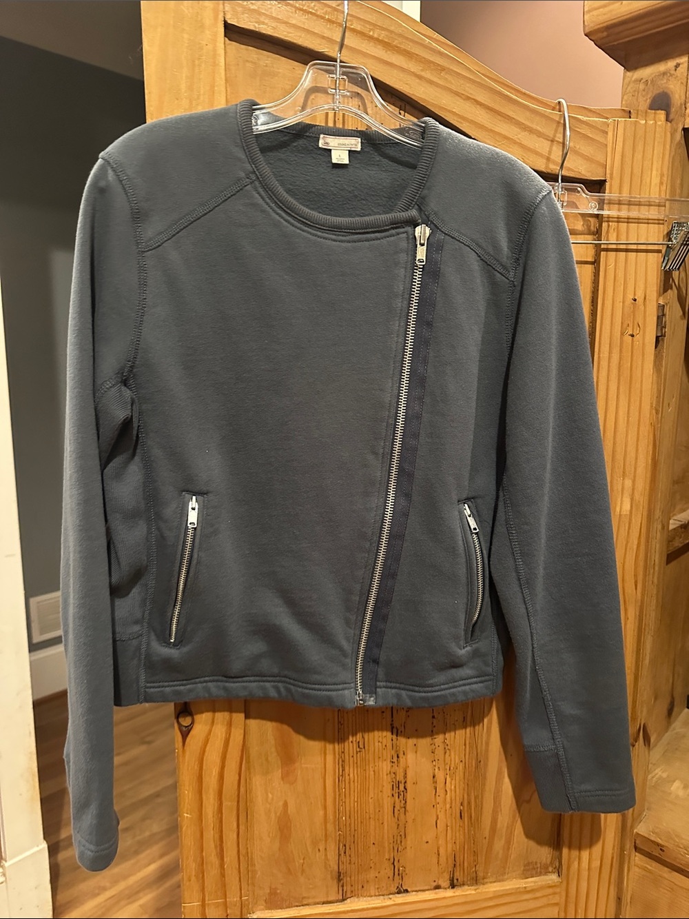 GAP Crewneck Sweatshirt in Charcoal Gray
